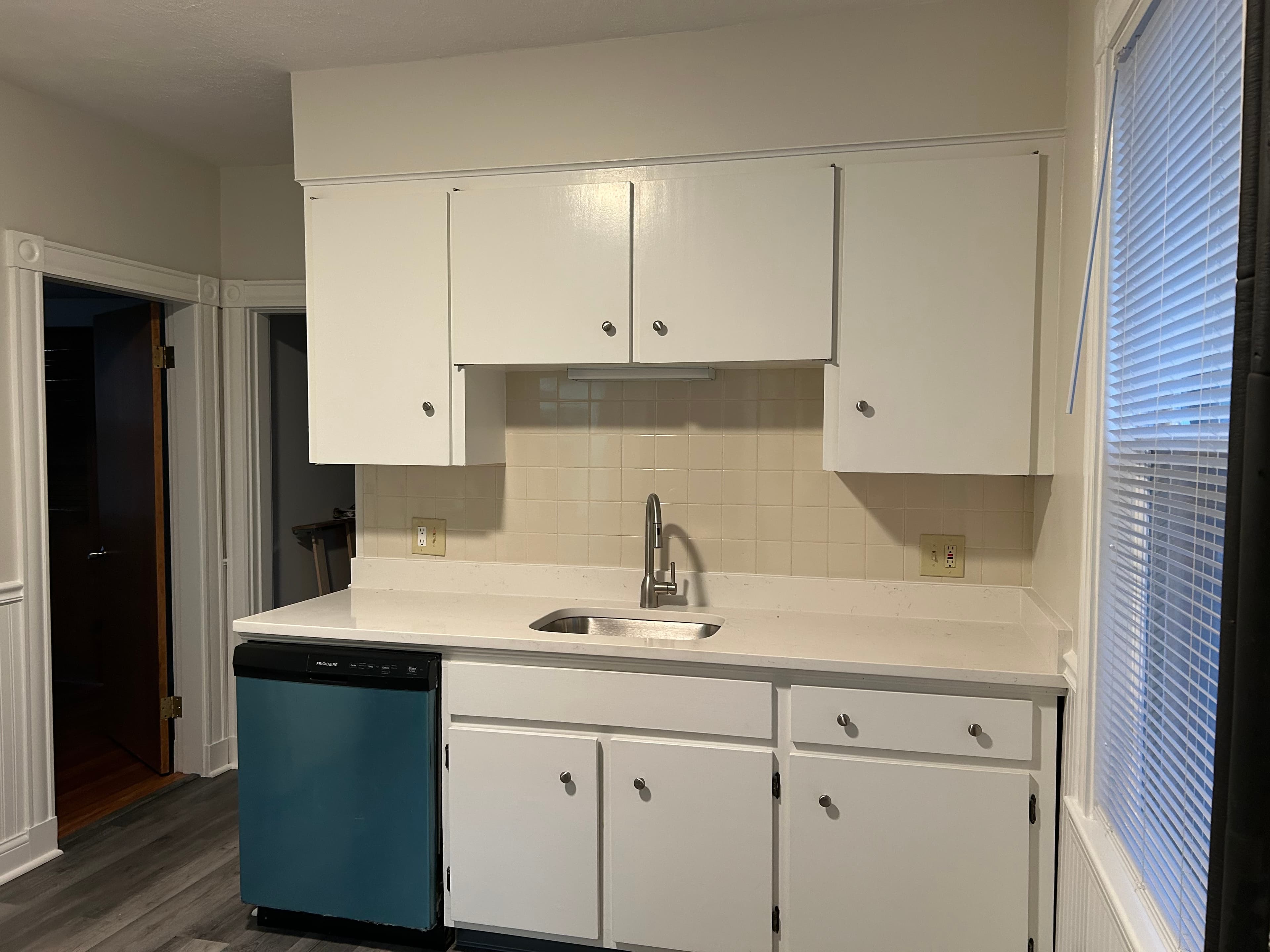 Roslindale queen bed pet friendly photo 2